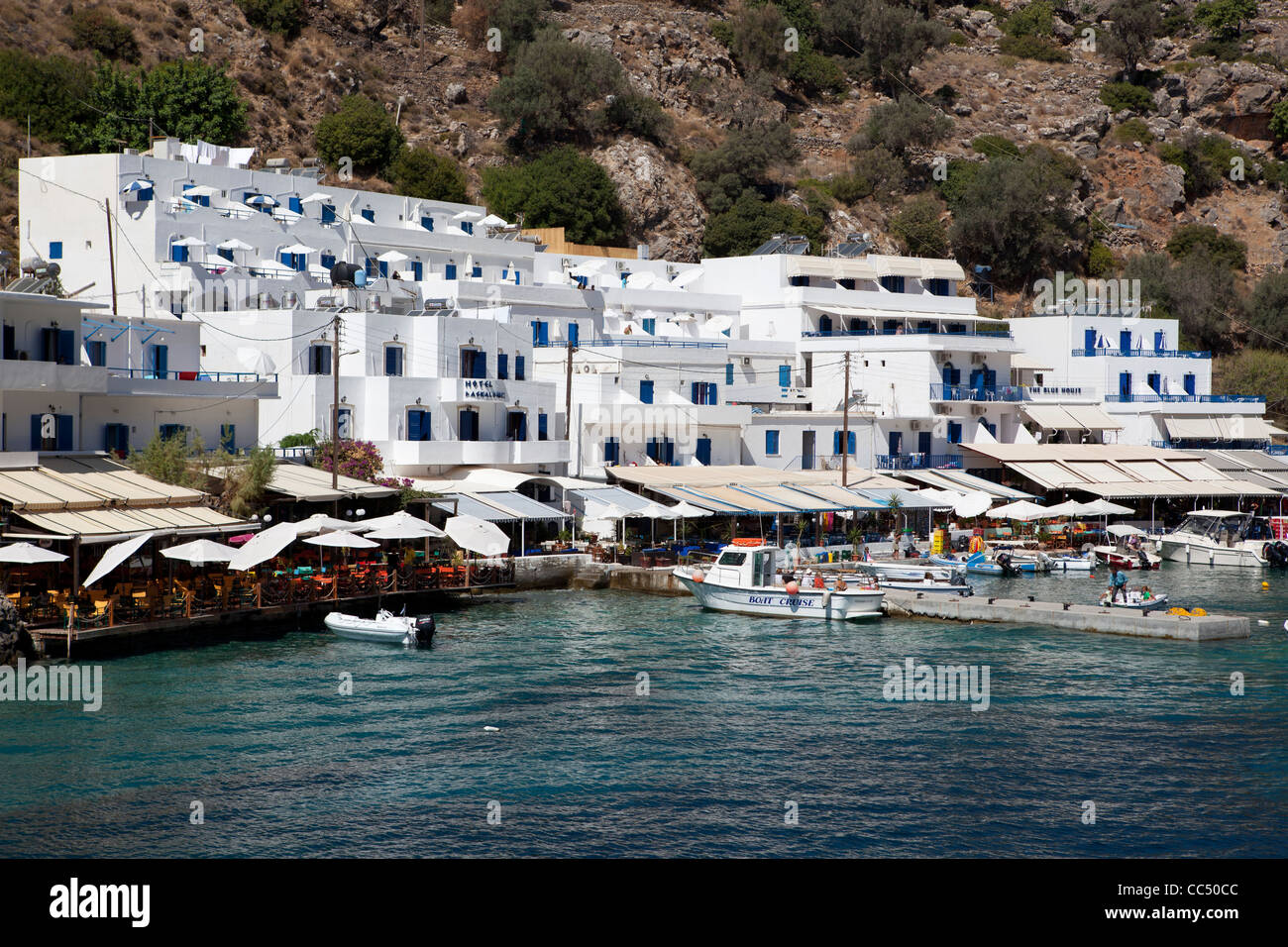 Vue du village de Loutro, au sud l'île de Crète en Grèce. Maisons blanches à côté de l'eau. Banque D'Images