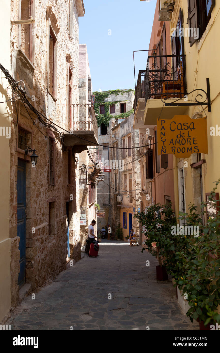 Ruelle avec hôtels et chambres à louer dans la vieille ville de Chania en Crète, Grèce. Banque D'Images