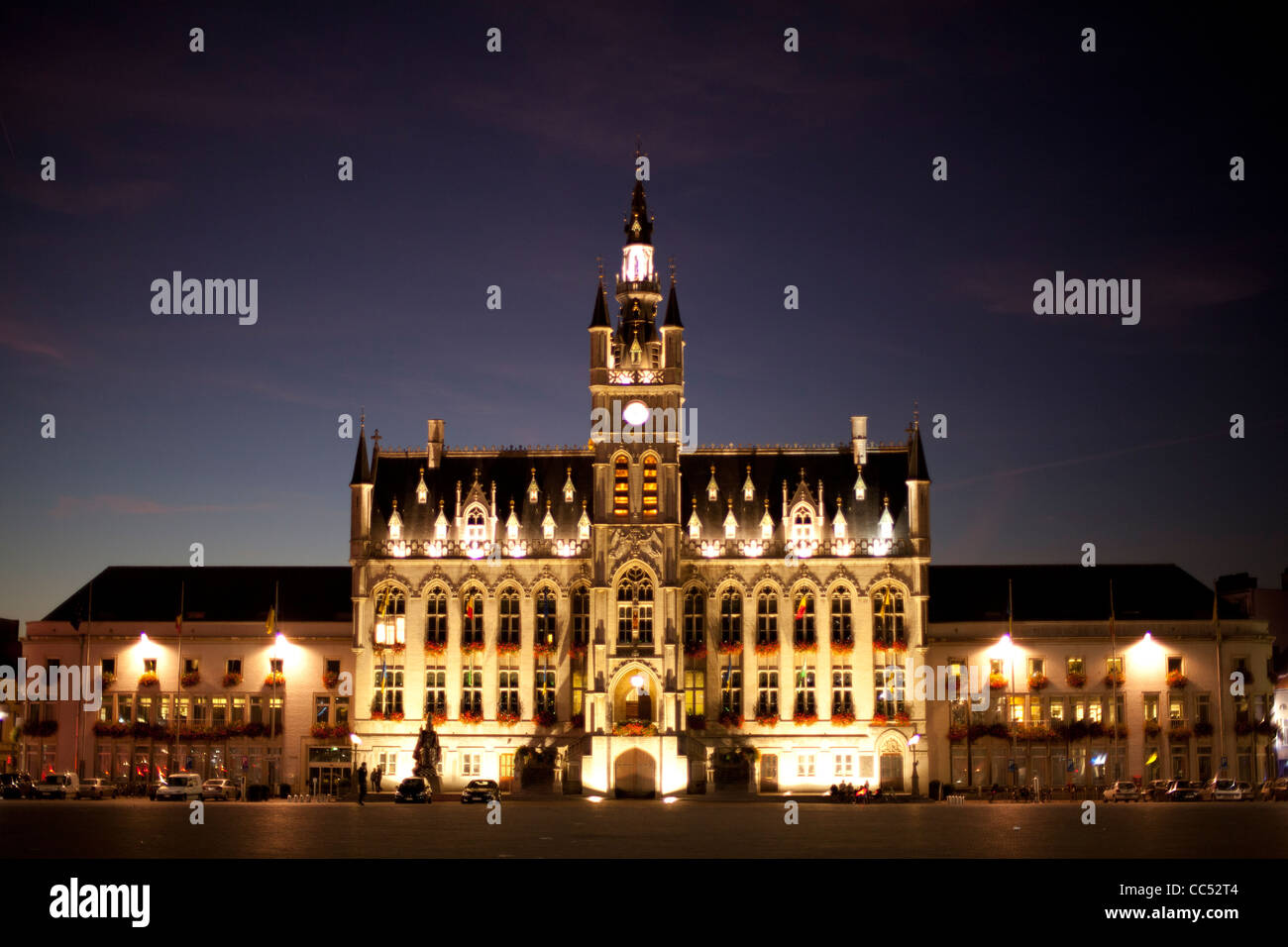 HDR photo de nuit de l'hôtel de ville de la ville flamande Sint-Niklaas en Belgique. Banque D'Images