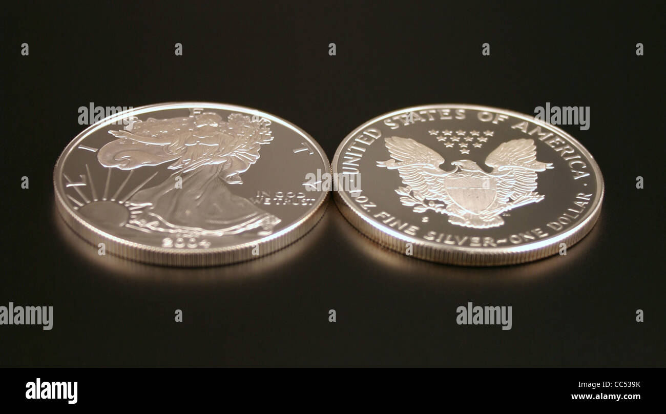 American Eagle deux Lingots d'Argent Pièces de monnaie (monnaie légale) montrant l'avant et l'arrière de la pièce Banque D'Images