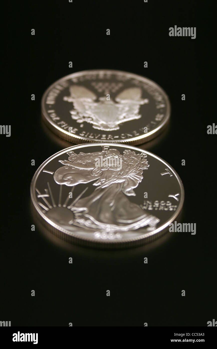 American Eagle deux Lingots d'Argent Pièces de monnaie (monnaie légale) montrant l'avant et l'arrière de la pièce Banque D'Images