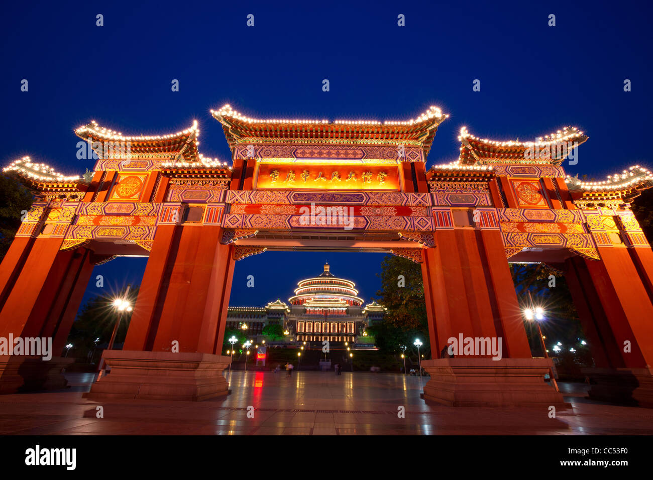 La porte et la grande salle de scène de nuit,Chongqing, Chine Banque D'Images