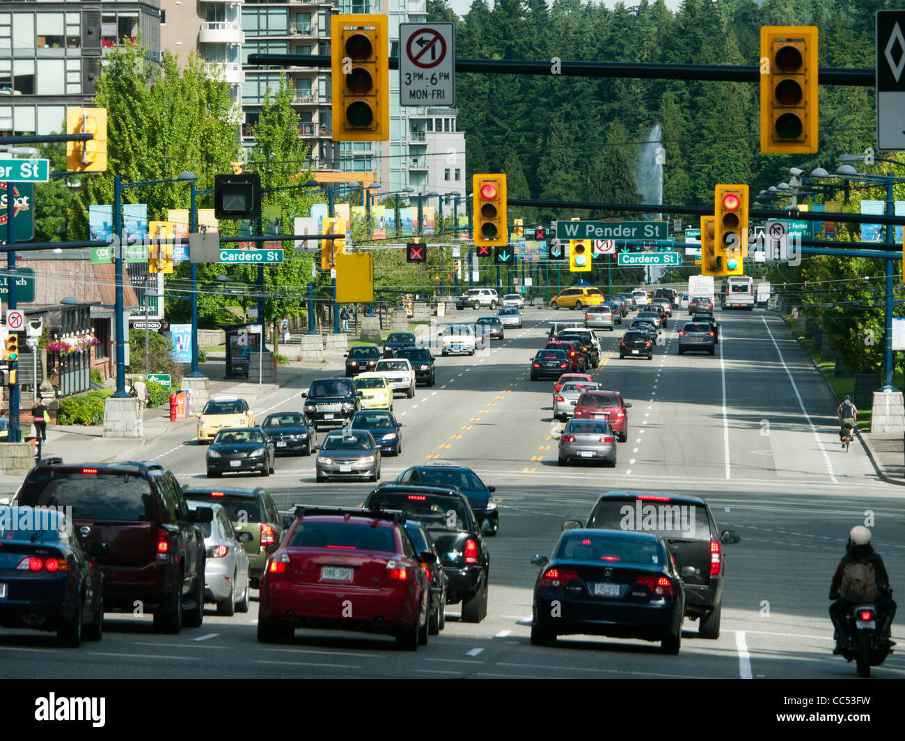 Une rue à la circulation sur le Canada à Vancouver Banque D'Images