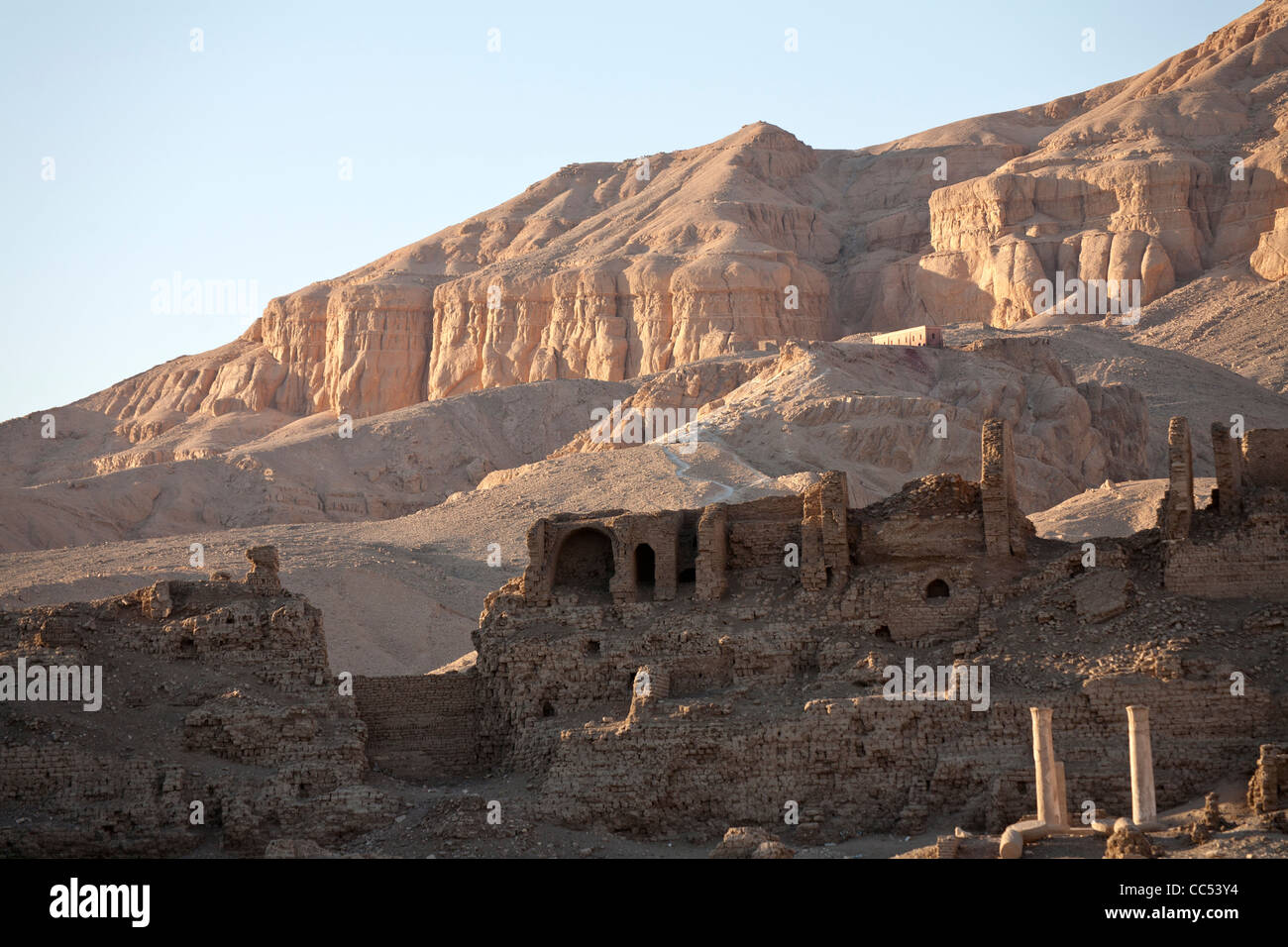 Partie de l'enceinte des murs à la temple funéraire du pharaon Ramsès III, Médinet Habou, rive ouest de Louxor, Egypte Banque D'Images