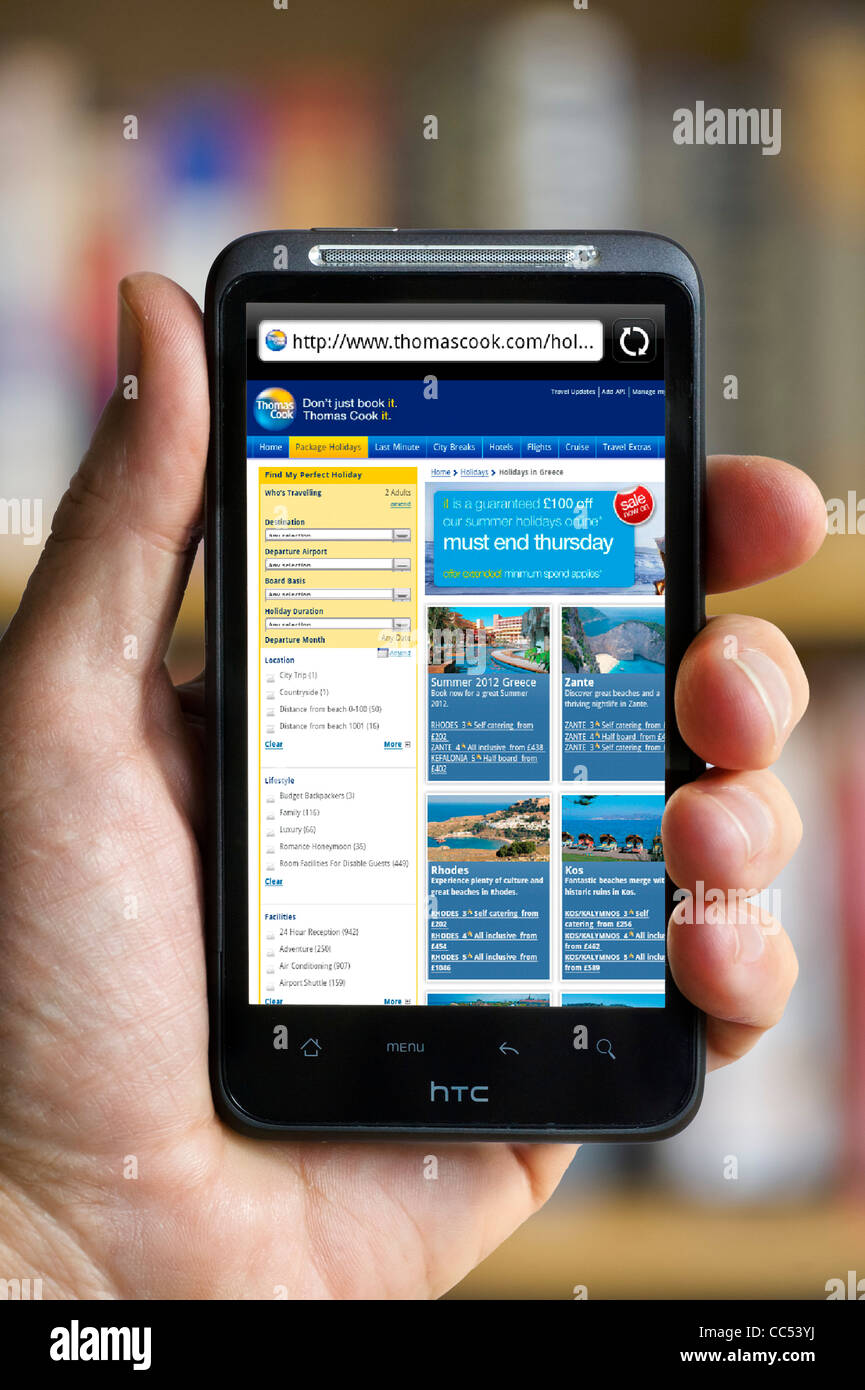 La navigation sur le site web de Thomas Cook sur un smartphone HTC Banque D'Images
