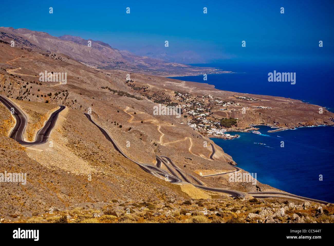 Vue panoramique sur le sud -ouest de l'île de Crète en Grèce. Au fond il apparaissant le village de Chora Sfakion Banque D'Images
