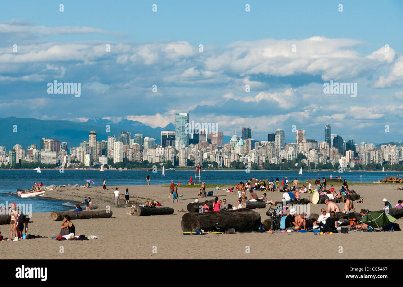 Les gens sur une plage au centre-ville de Vancouver skyline en arrière-plan Canada Banque D'Images