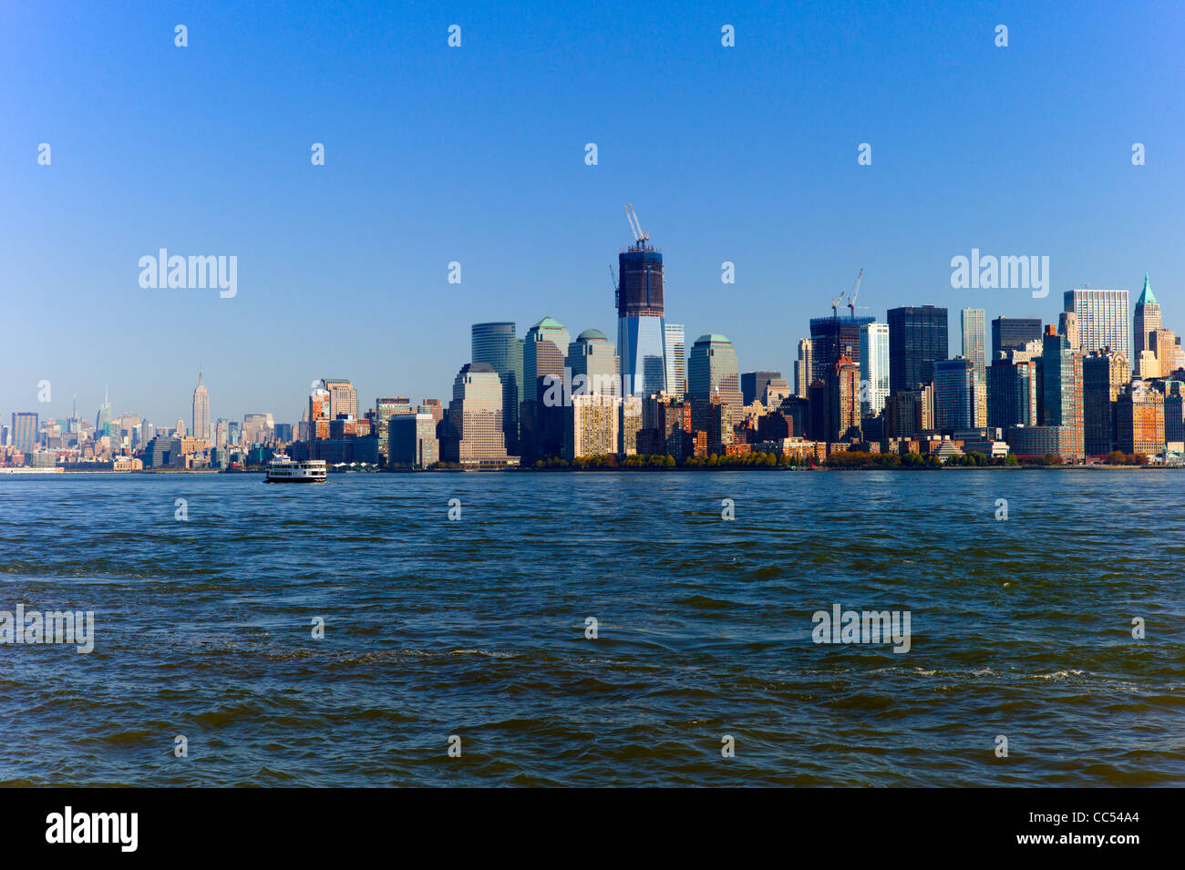 Traversée de la rivière Hudson. Toits de New York comme vu d'Ellis Island Banque D'Images