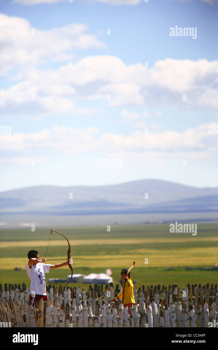 Enfants pratiquant le tir à l'arc, Jinzhanghan tribu mongole, Hulun Buir, Prairie Hulunbuir, Mongolie intérieure, Chine Banque D'Images