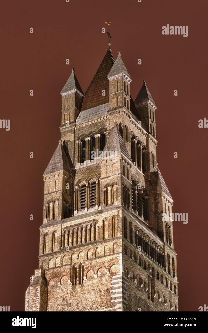 Photo de nuit de la tour à l'église Saint Sauveur à Bruges, Belgique. Banque D'Images