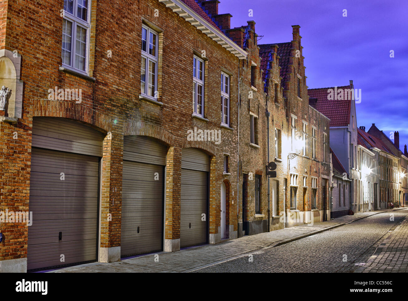 Tir de nuit d'une rue avec des maisons traditionnelles à Brugge (Bruges) en Belgique. Banque D'Images