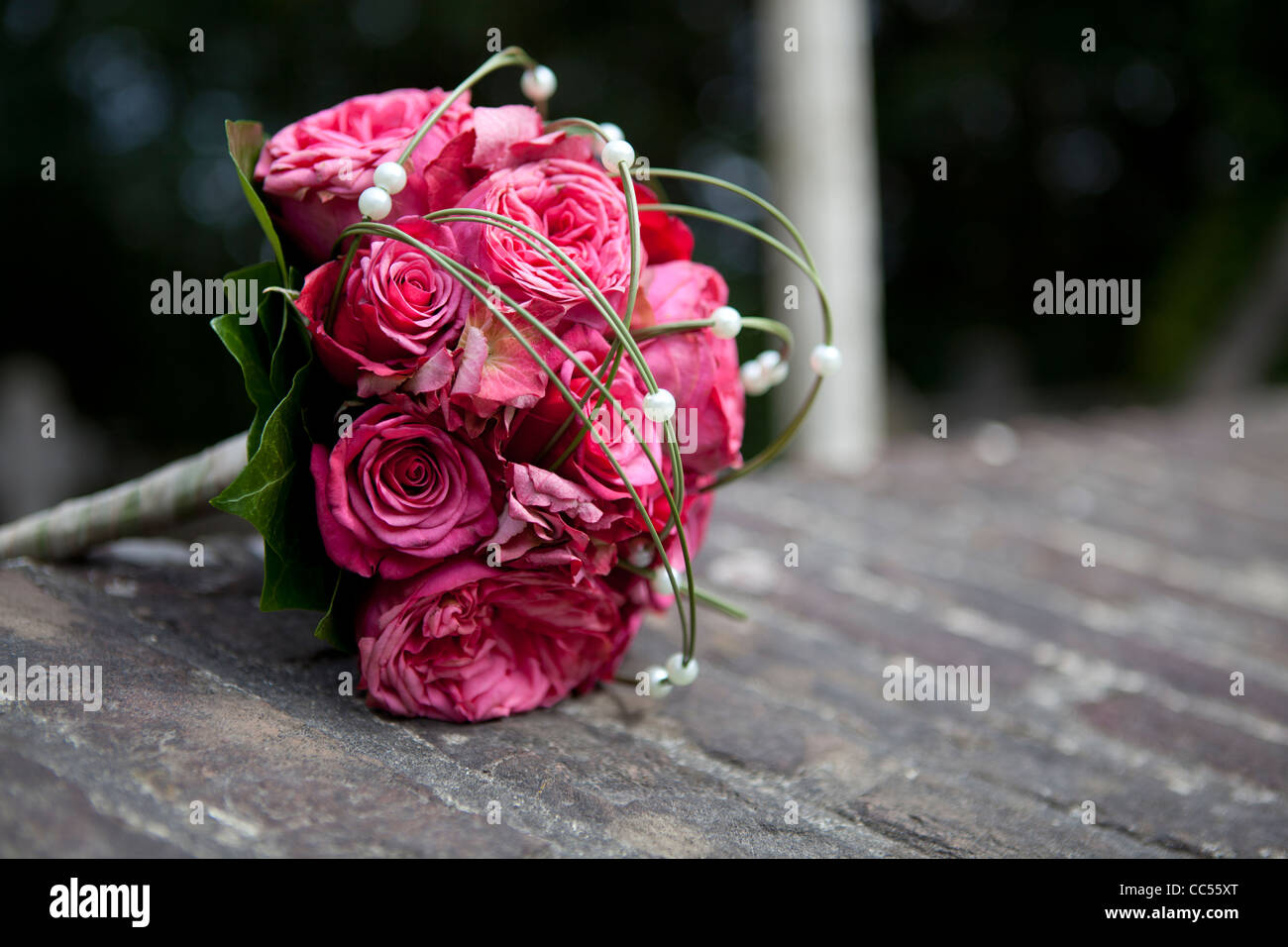Fleurs pour la mariée avec des roses roses. Banque D'Images