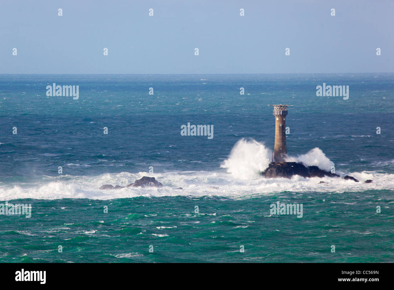 Phare drakkars ; au large de Land's End, Cornwall, UK Banque D'Images