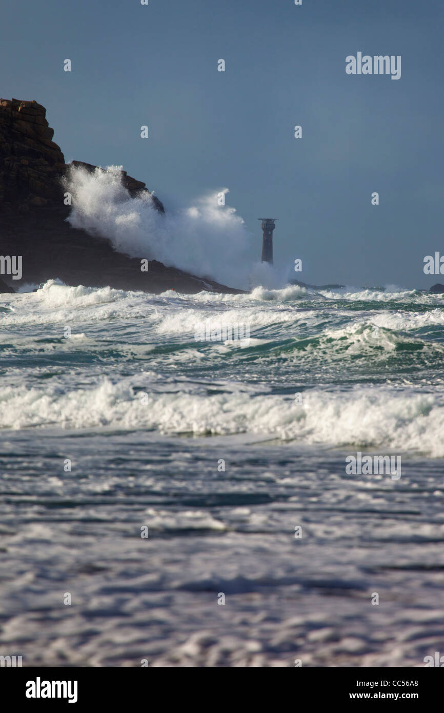 Phare drakkars ; au large de Land's End, Cornwall, UK Banque D'Images