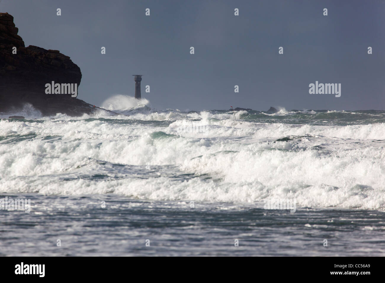Phare drakkars ; au large de Land's End, Cornwall, UK Banque D'Images