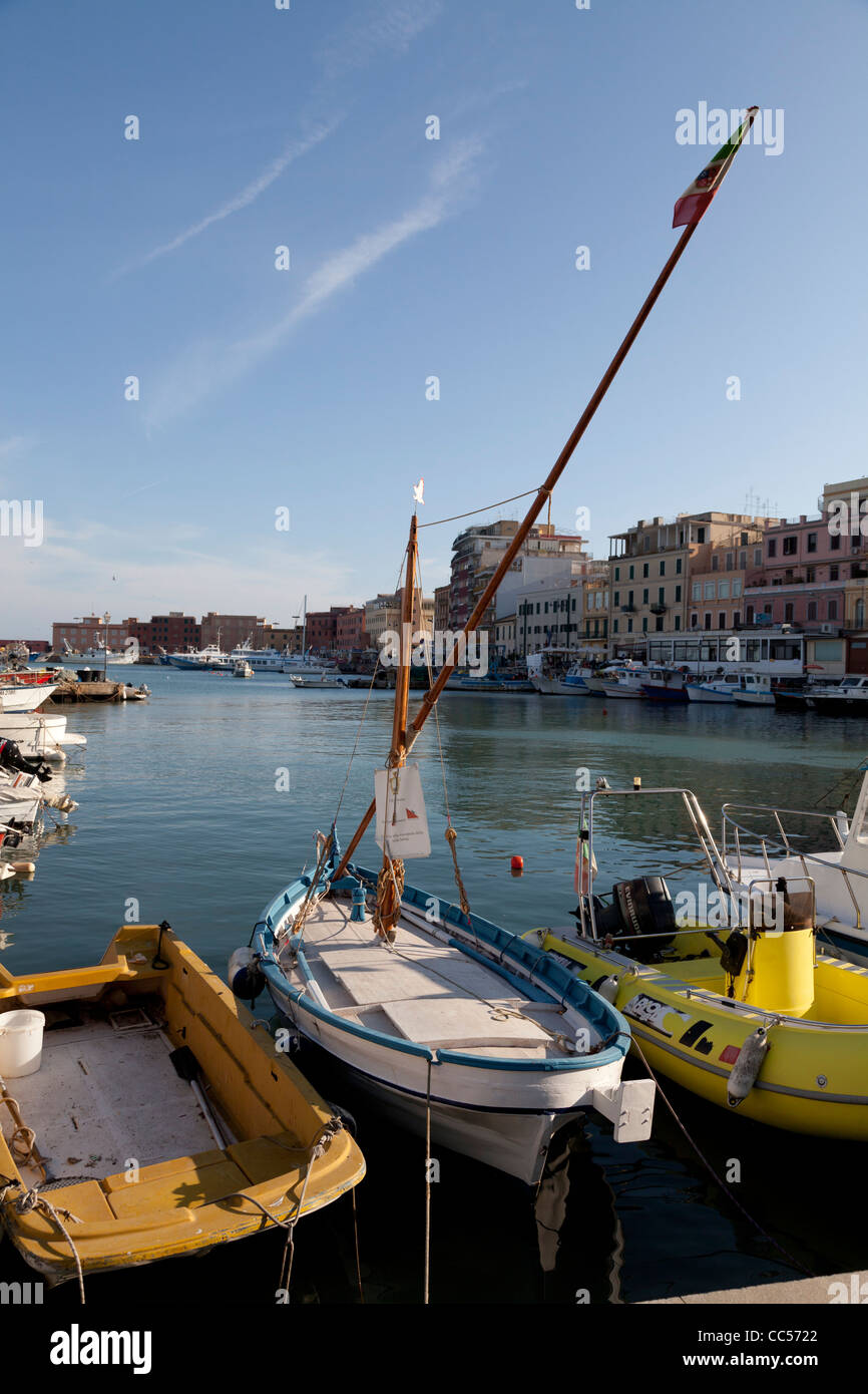 Les petites plates-formes et 24 bateaux amarrés dans le port d'Anzio Banque D'Images