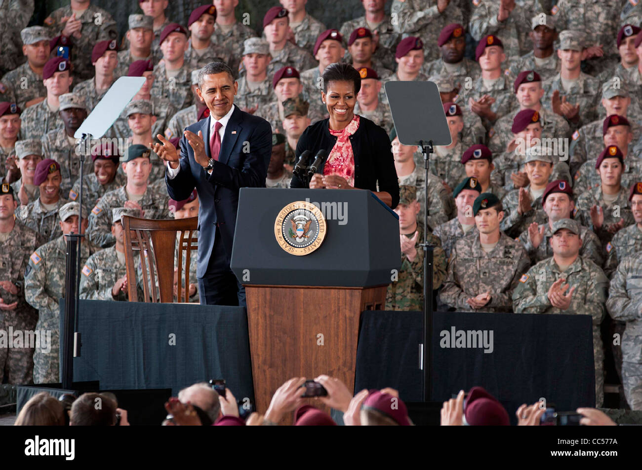 La Première Dame Michelle Obama et le président Barack Obama nous applaudir les membres de service et de leurs familles après avoir déclaré la fin de la guerre en Irak le 14 décembre 2011à Pape Domaine à Fort Bragg, NC. Banque D'Images