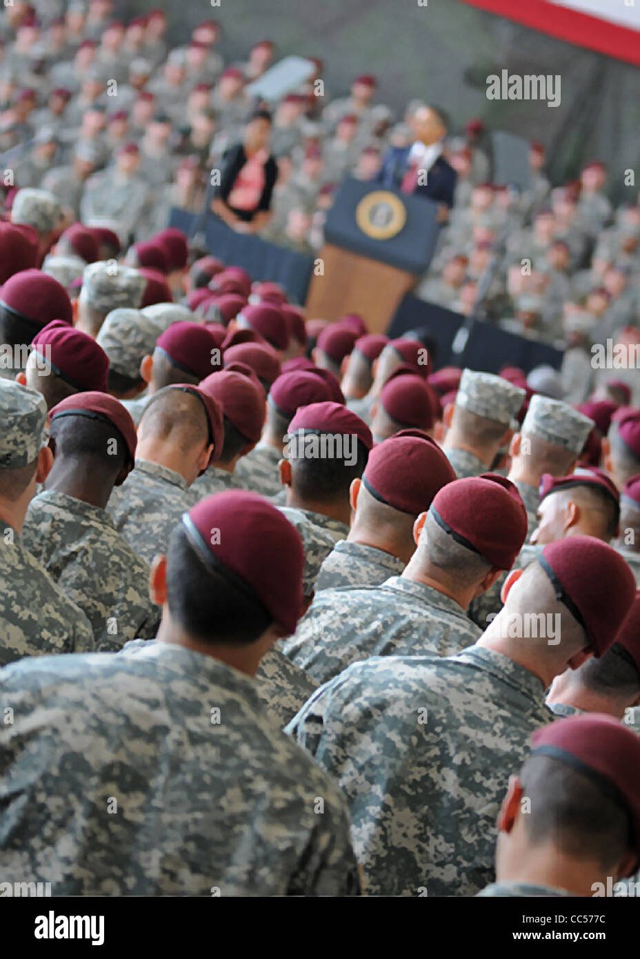 Des milliers de membres de service nous écouter le président Barack Obama déclare la fin de la guerre en Irak le 14 décembre 2011à Pape Domaine à Fort Bragg, NC. Banque D'Images