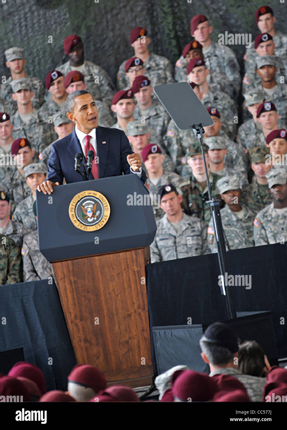 Le président Barack Obama déclare la fin de la guerre en Irak le 14 décembre 2011à Pape Domaine à Fort Bragg, NC. Banque D'Images