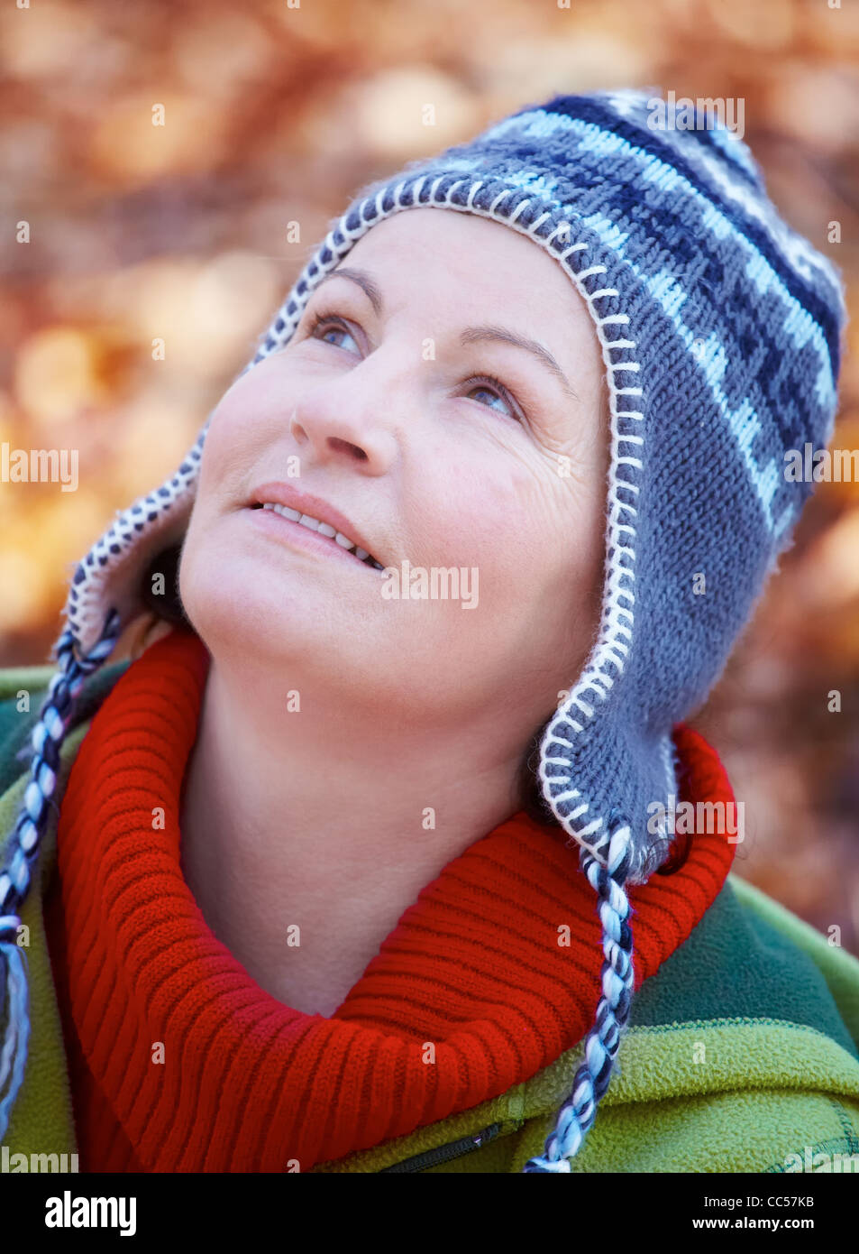 Portrait of a woman belle femme d'âge moyen à l'automne en plein air. Banque D'Images