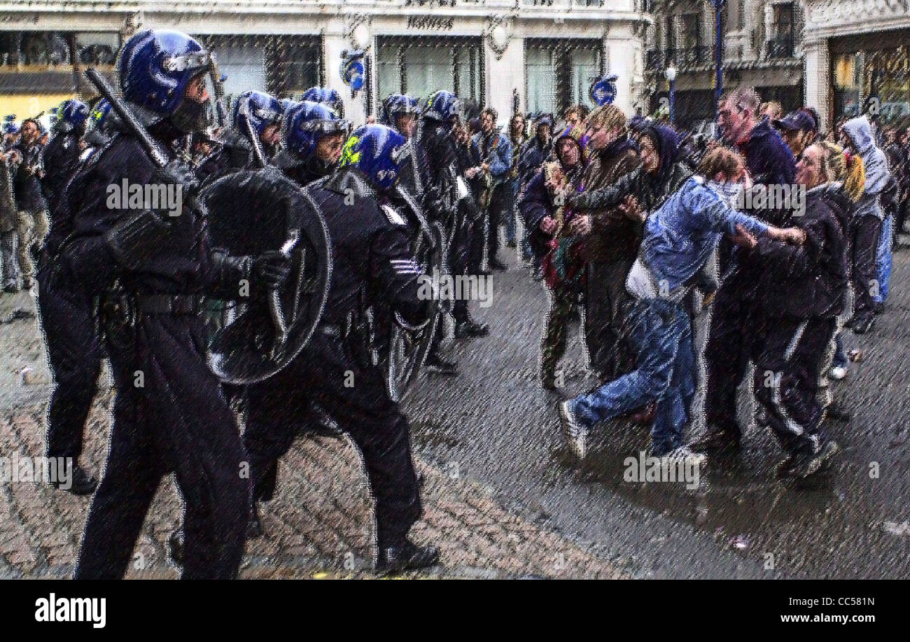 Illustrations génériques de la police anti-émeute en action images traitées pour éviter l'identification MR non requis Banque D'Images