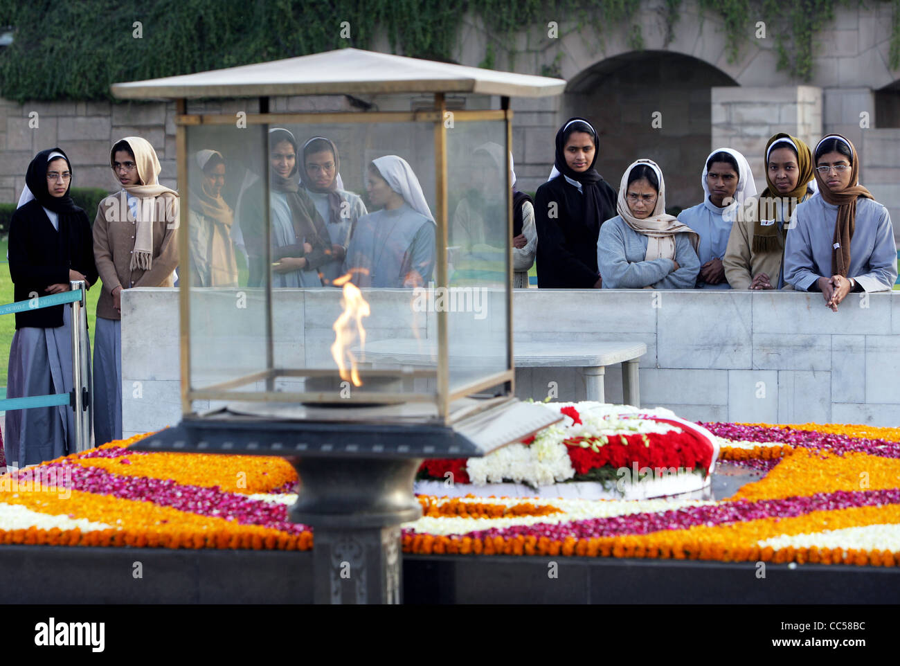 L'Inde, New Delhi : les religieuses catholiques commémorent le Mahatma Gandhi Memorial site sur sa tombe la crémation ghat à New Delhi Banque D'Images