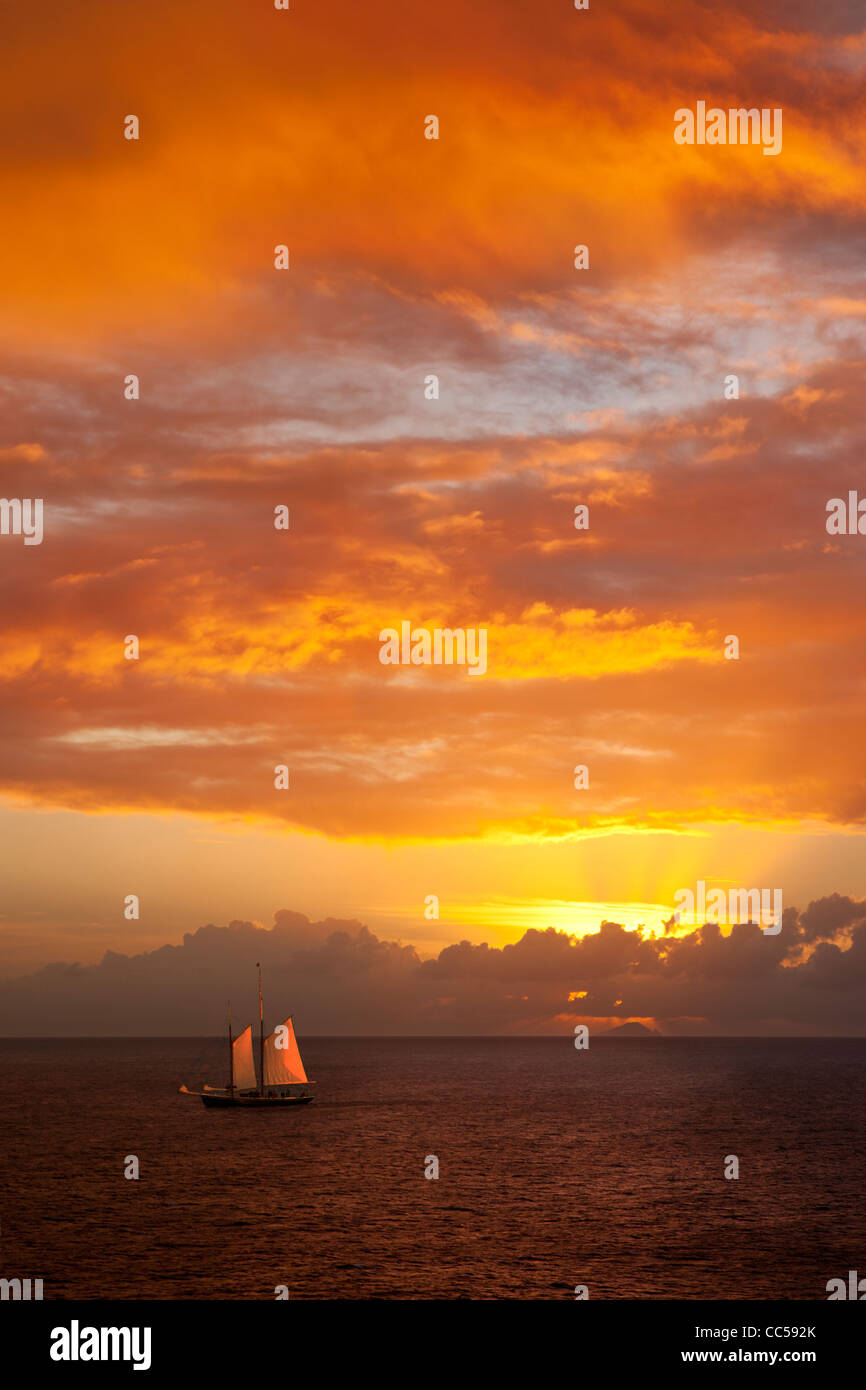 De soleil colorés au large de la côte de l'île des Caraïbes Antigua, Antilles, îles sous le vent Banque D'Images