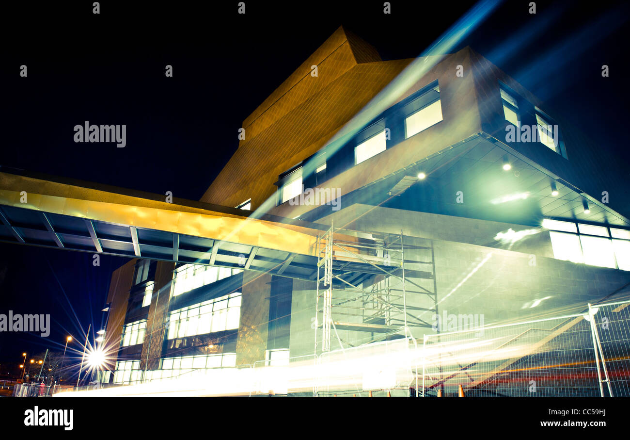 La ruche la nuit - en construction au centre-ville de Worcester. Europe's first public entièrement intégrée et bibliothèque universitaire. Banque D'Images