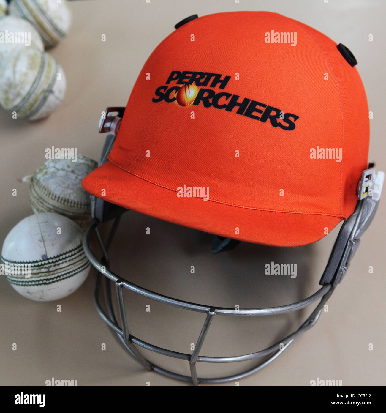 Perth Scorchers un bâton de protection et blanc cricket balls, utilisé lors de la lecture de T20 cricket. Banque D'Images