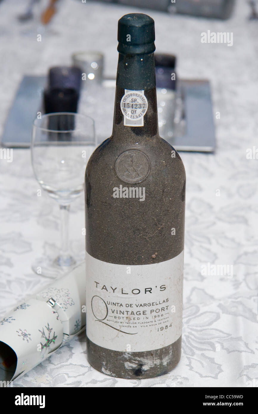 Une bouteille de Taylors Vintage Quinta de Vargellas port, couvert de crasse cave, présenté lors d'une table de fête Banque D'Images