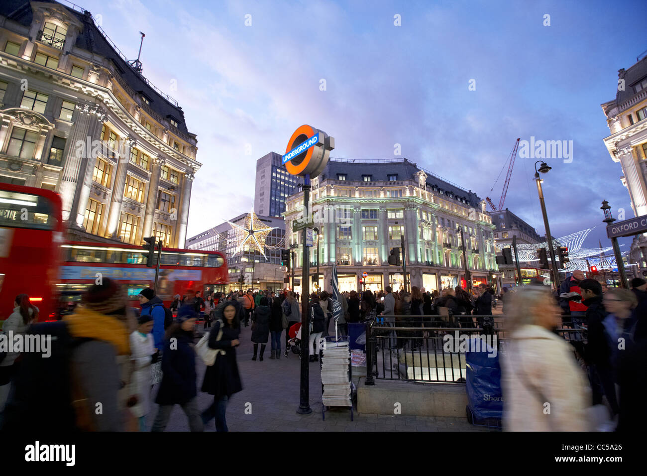 Occupé à l'entrée de la station de métro Oxford Circus pendant l'heure de pointe du soir London England uk united kingdom Banque D'Images