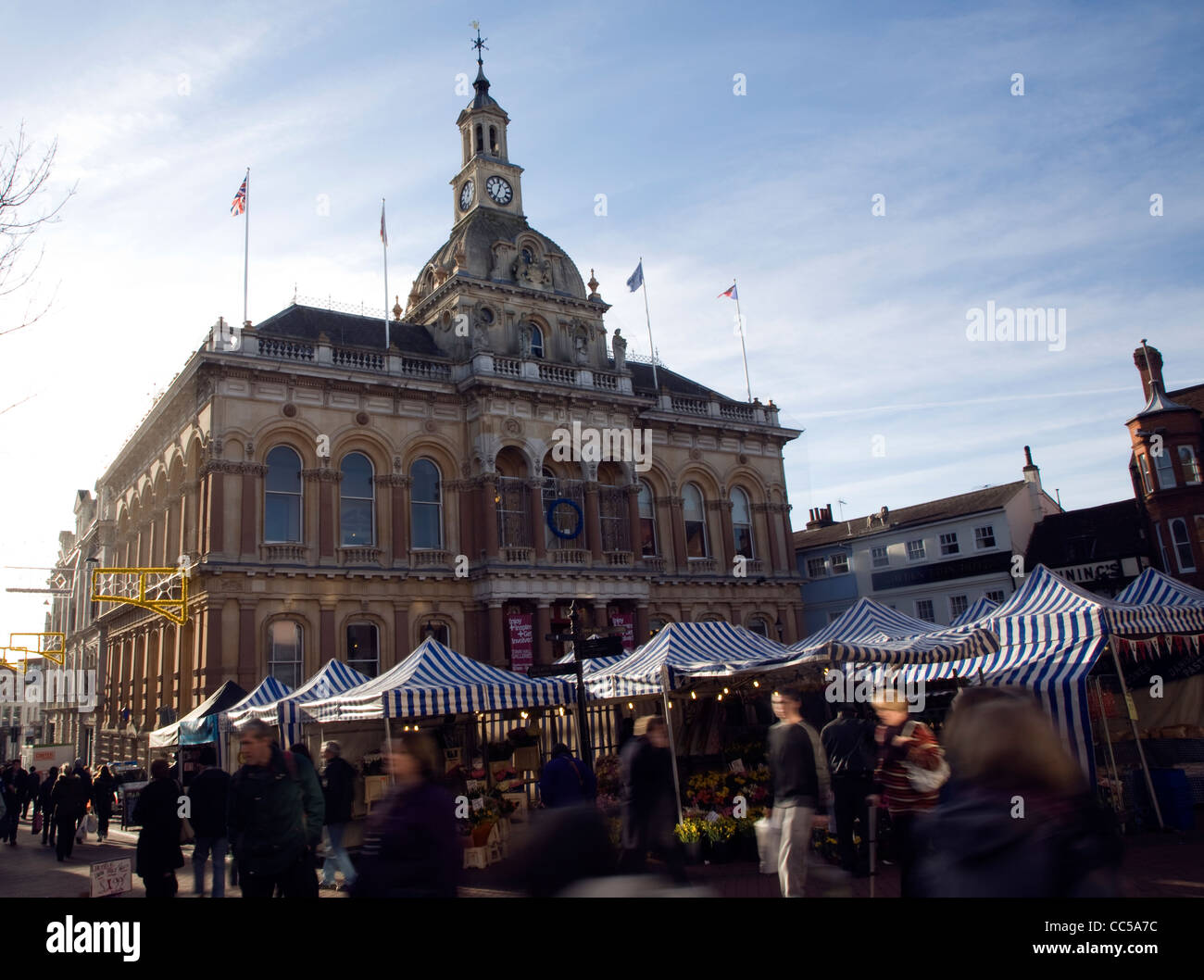 Les étals de marché et Corn Exchange building, Ipswich, Suffolk, Angleterre Banque D'Images