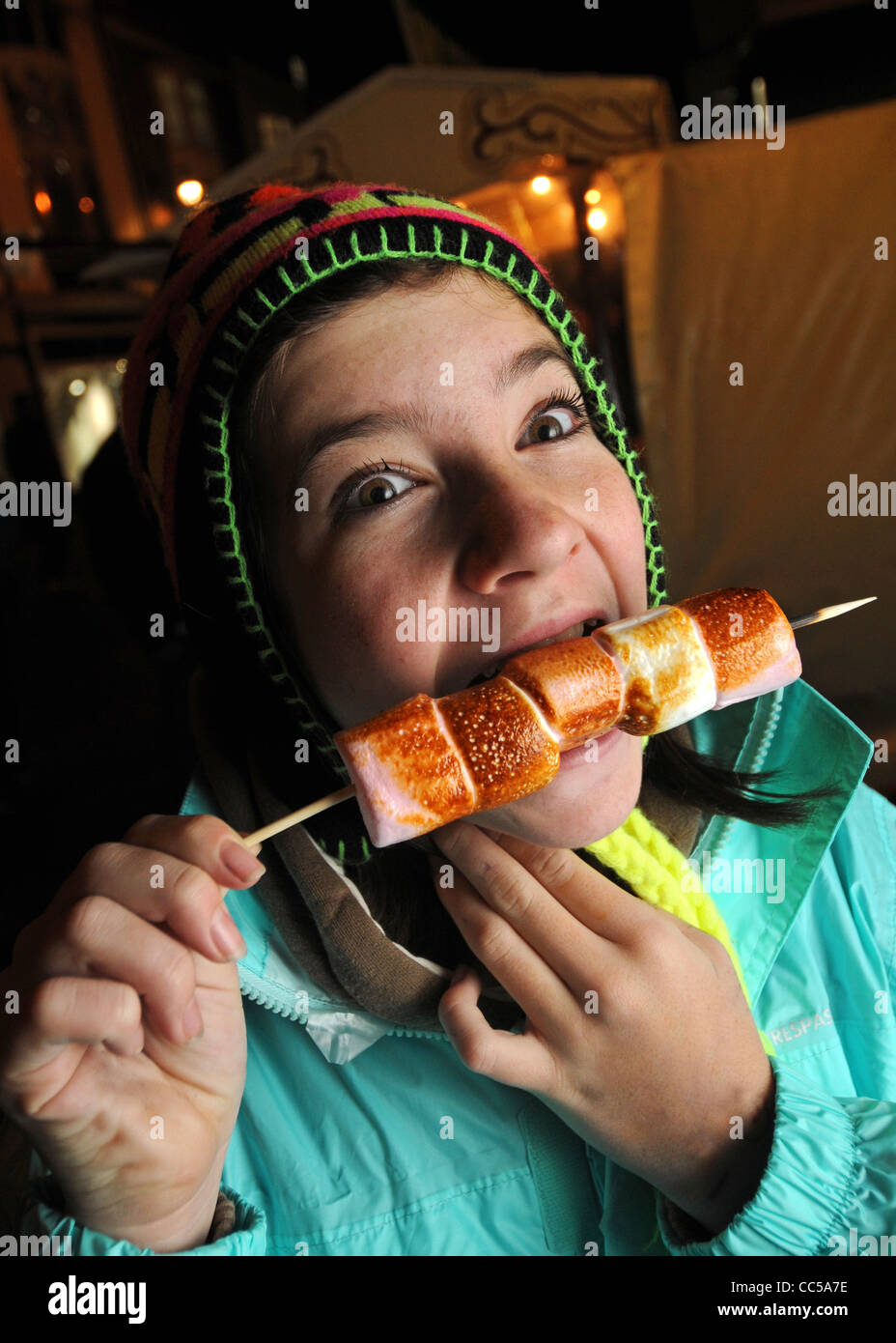 Enfant de manger les guimauves grillées Banque D'Images