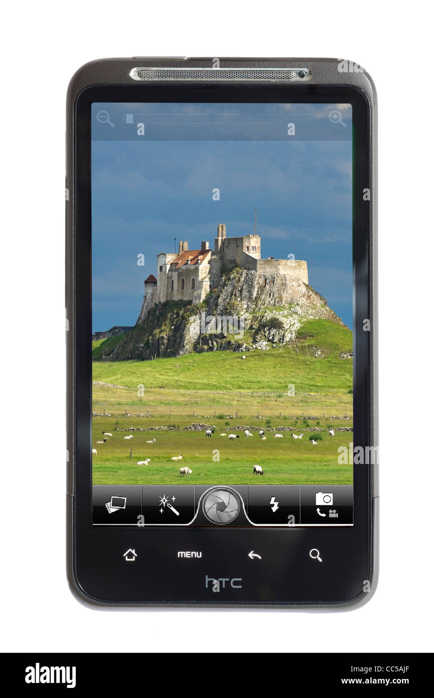 Prendre une photo de l'Île saint sur Lindisfarne dans Northumberland avec un smartphone HTC Banque D'Images