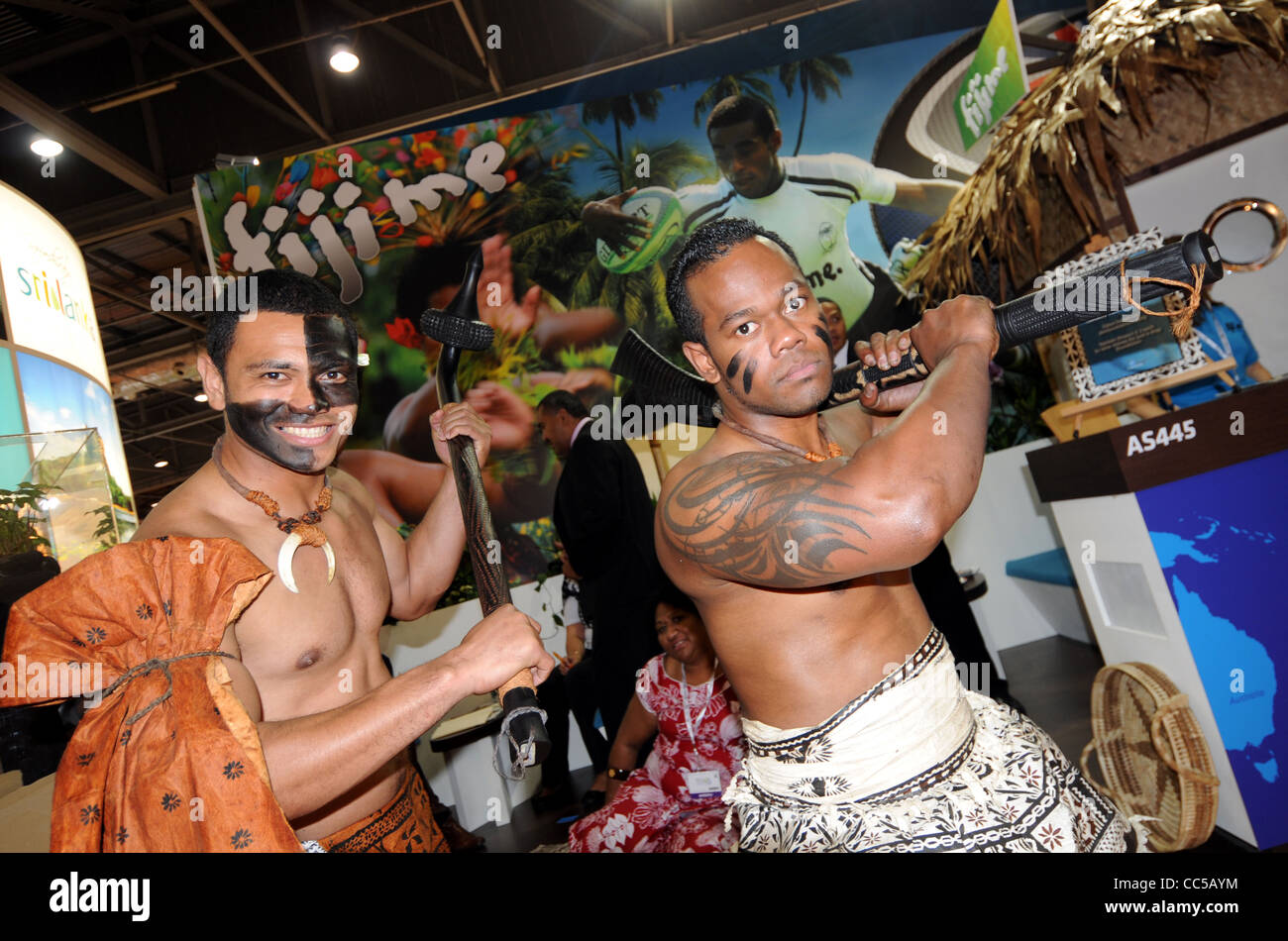 Habillé traditionnellement les hommes du stand de Fidji au World Travel Market Banque D'Images