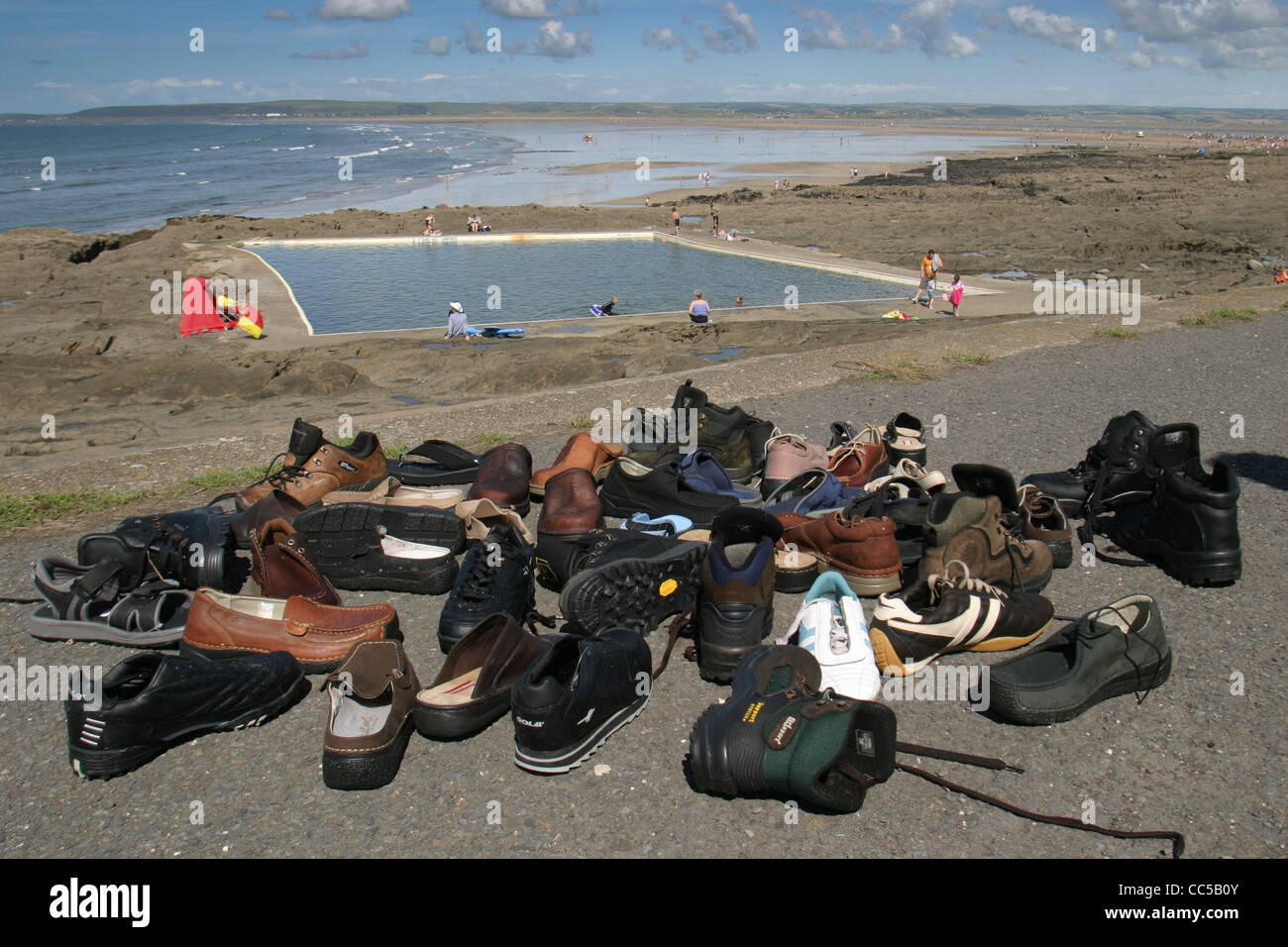 Chaussures échoués sur Westward Ho ! Plage de Karon Beach après les inondations Banque D'Images