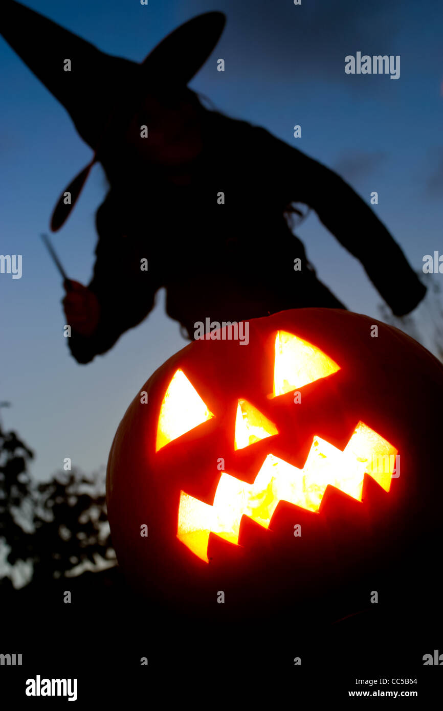 Photographie par Roy Riley une sorcière effrayante avec un citrouilles à l'halloween Banque D'Images