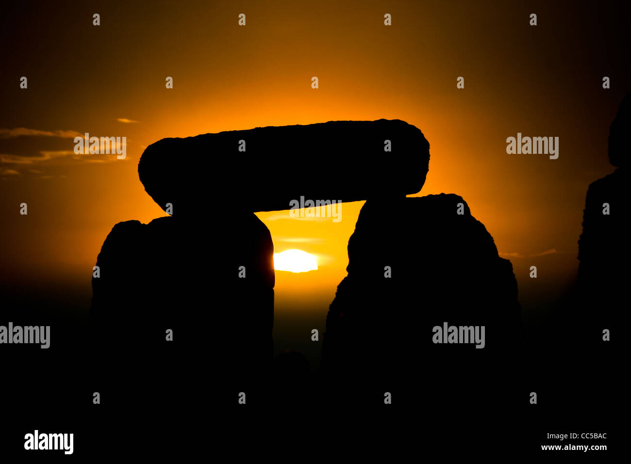 Lever du soleil à Stonehenge sur l'aube du solstice d'été. Banque D'Images