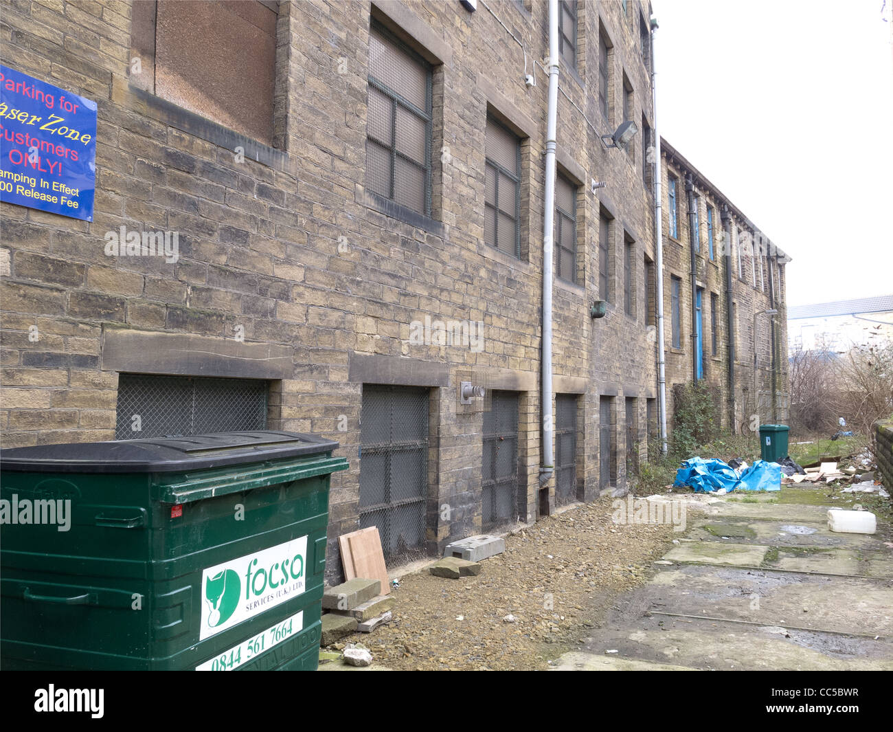 La dégradation du milieu urbain dans la région de Bradford - La zone autour de l'ancien moulin d'usines Banque D'Images