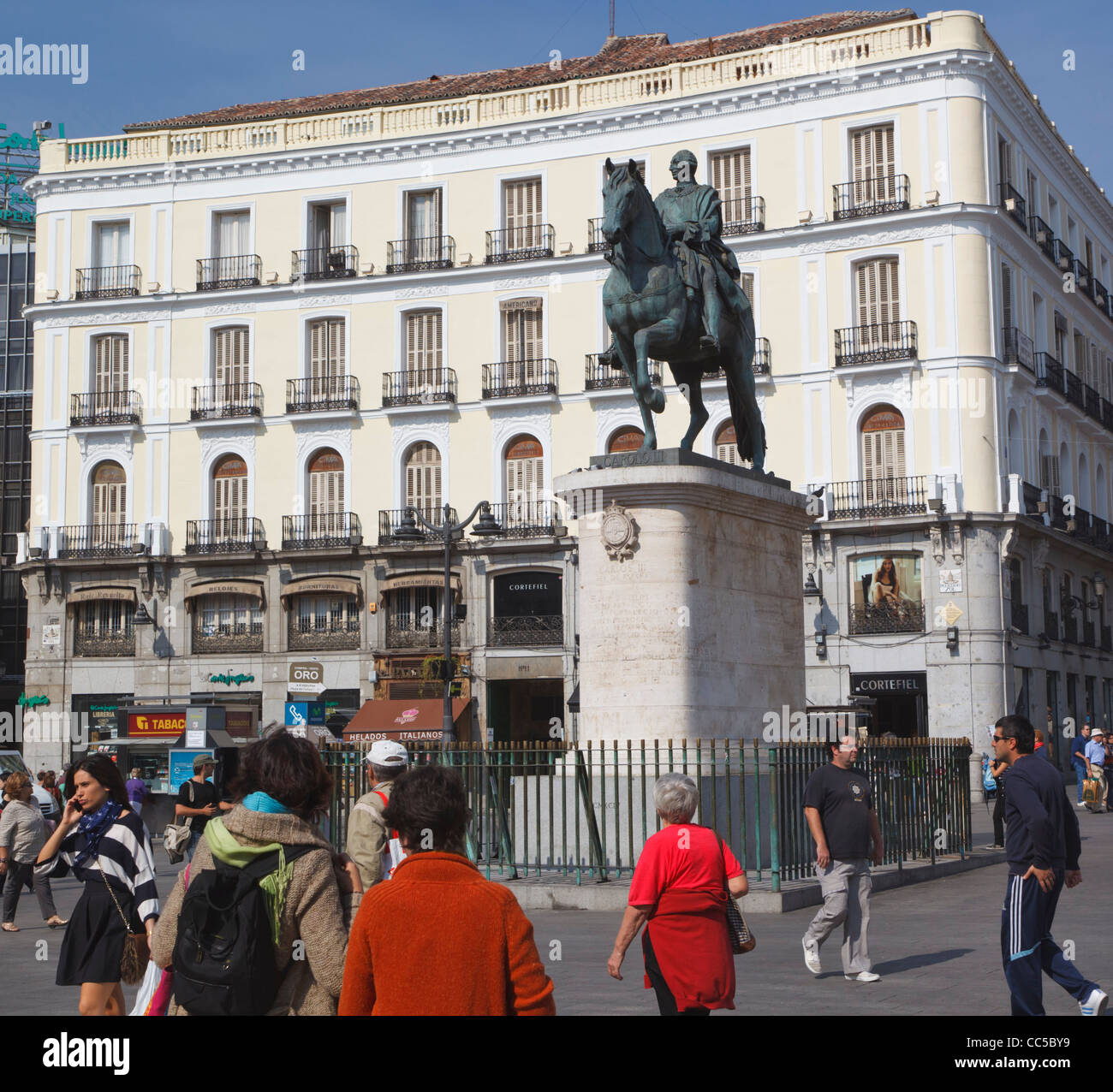 Madrid, Espagne. La Puerta del Sol. Statue équestre du roi Carlos III. Banque D'Images