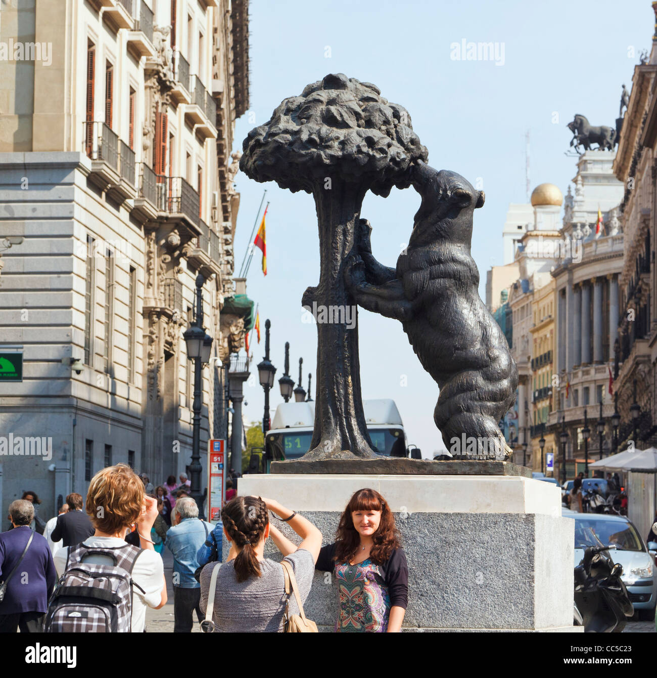 Madrid, Espagne. La Puerta del Sol. Les touristes de photographier les uns les autres en face d'une statue d'ours et de l'arbousier Banque D'Images
