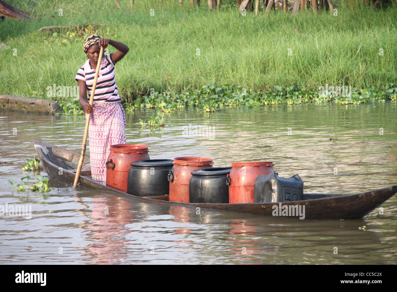 Femme Jiménez-montealegre bateau sur le Lac Nokoué, près de village sur pilotis Ganvie, Bénin, Afrique de l'Ouest Banque D'Images