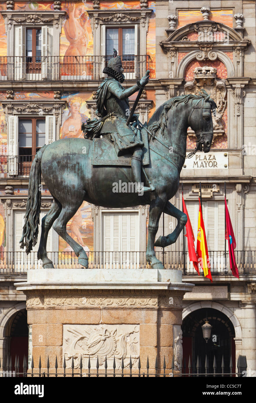 Madrid, Espagne. Plaza Mayor. Statue équestre du roi Felipe III Banque D'Images