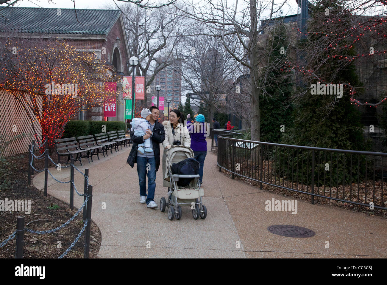 Asian couple avec enfant. Lincoln Park Zoo Noël fête des Lumières. Chicago, Illinois. Banque D'Images