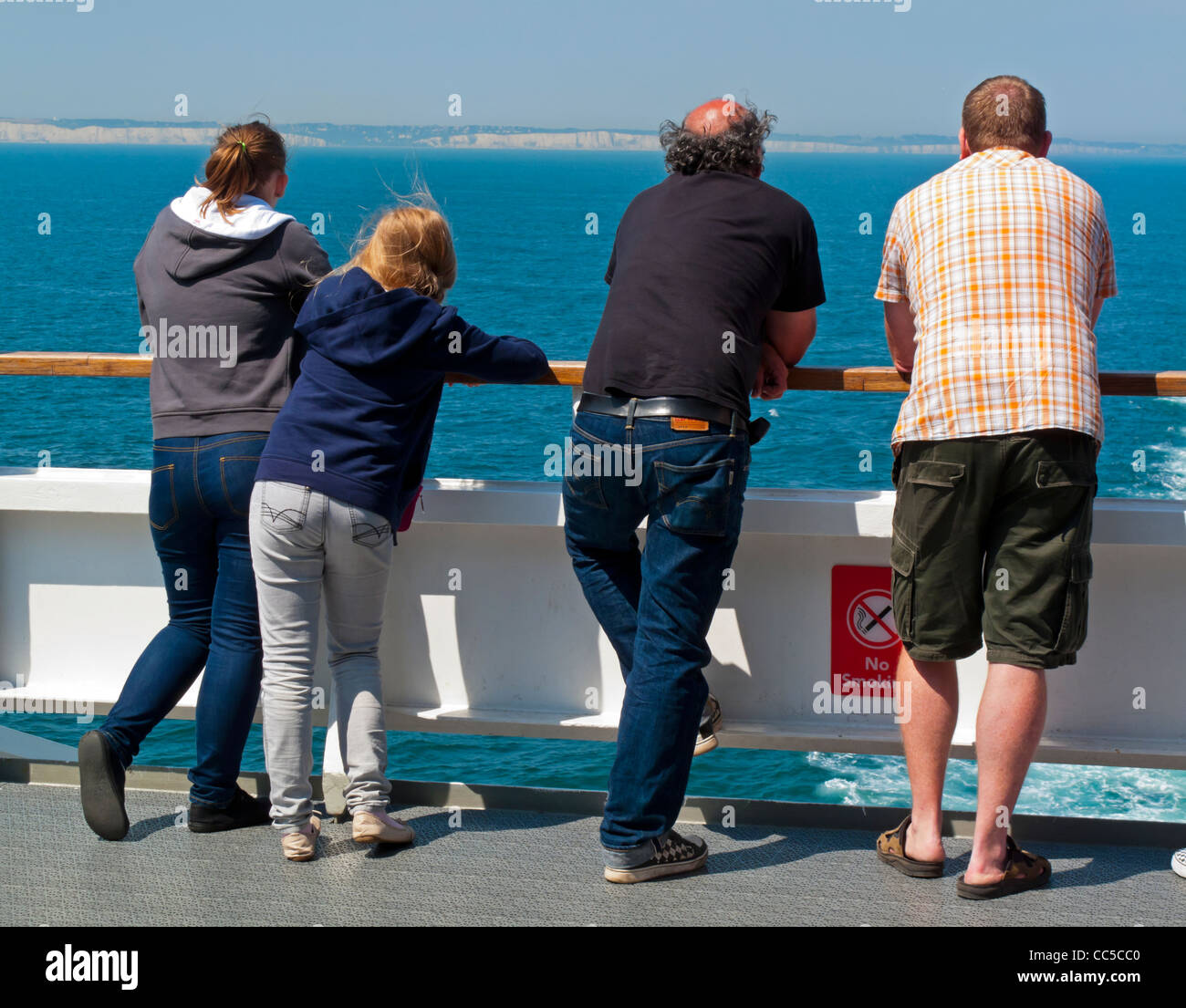 Les passagers d'un ferry transmanche voyageant entre l'Angleterre et la France à la recherche à la falaises blanches de la côte britannique Banque D'Images