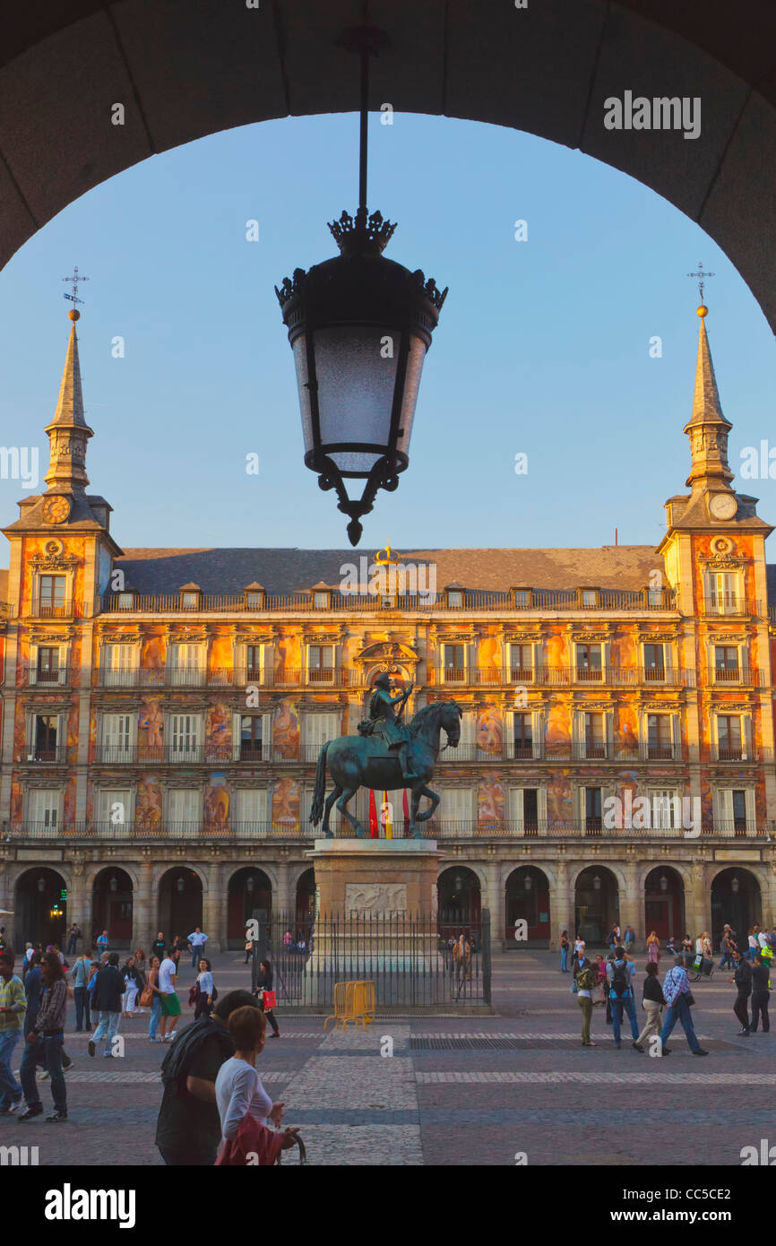 Madrid, Espagne. Plaza Mayor. Statue équestre du roi Felipe III Banque D'Images