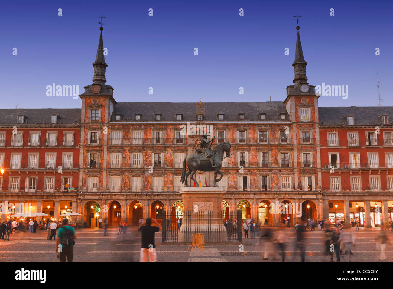 Madrid, Espagne. Plaza Mayor au crépuscule. Statue équestre du roi Felipe III Banque D'Images