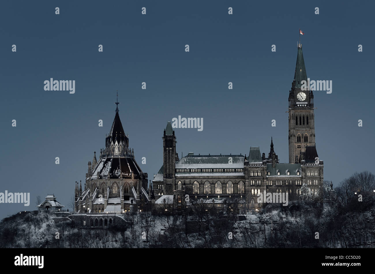 Édifice du centre et de la bibliothèque de la colline du Parlement Les édifices du gouvernement du Canada à Ottawa au crépuscule en hiver Banque D'Images