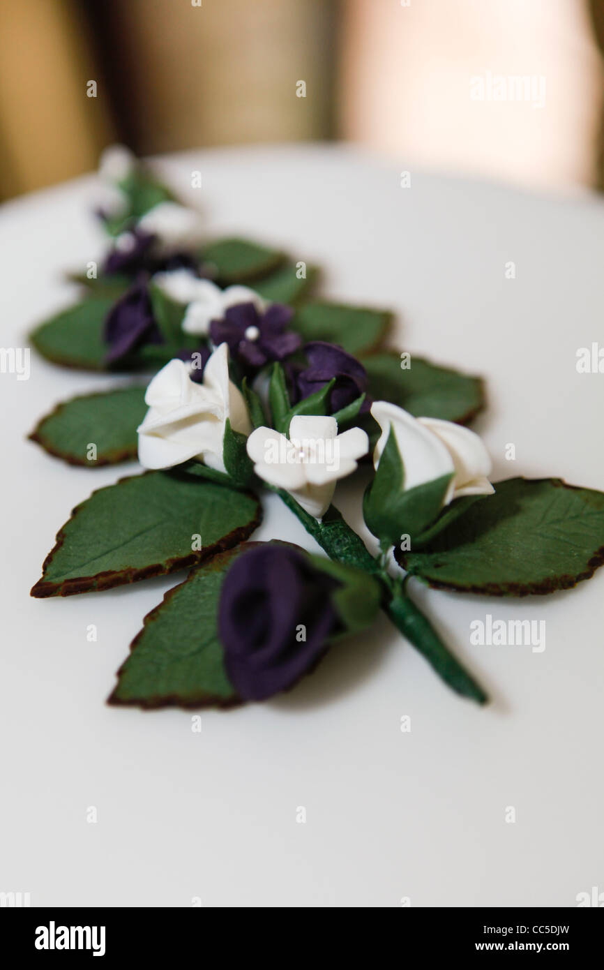 La décoration florale sur la partie supérieure de d'un gâteau de mariage Banque D'Images