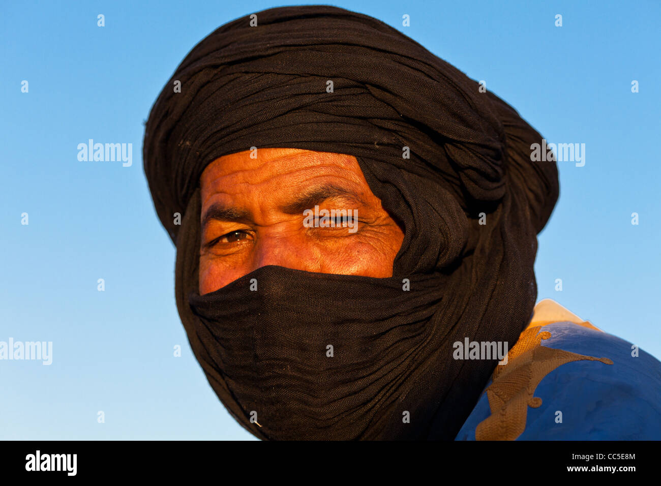 Portrait d'un homme vêtu de vêtements traditionnels bédouins, Marrakech, Maroc Banque D'Images